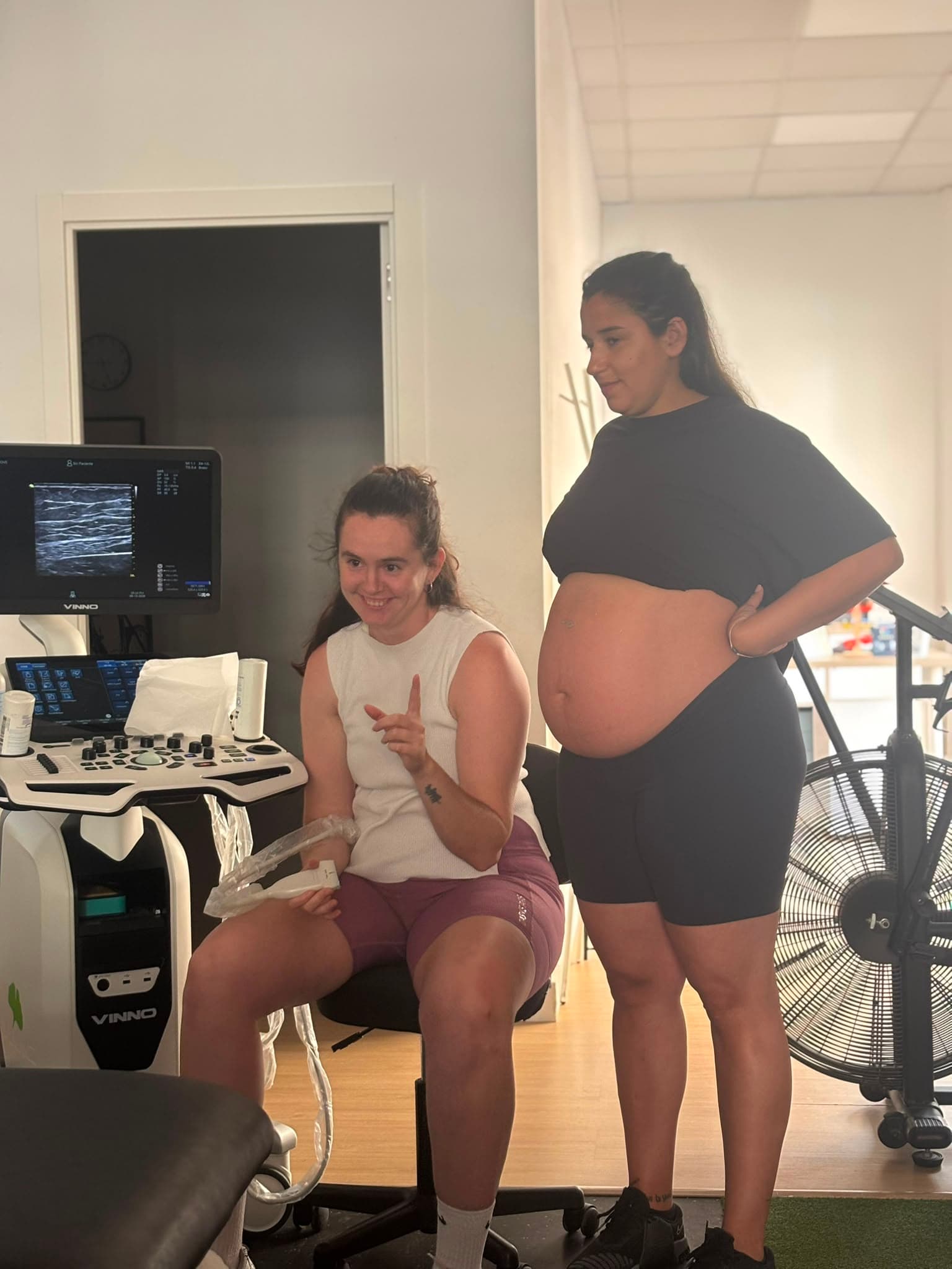 Judith Iglesias realizando una valoración con ecografía a una paciente embarazada en la consulta de AIKO